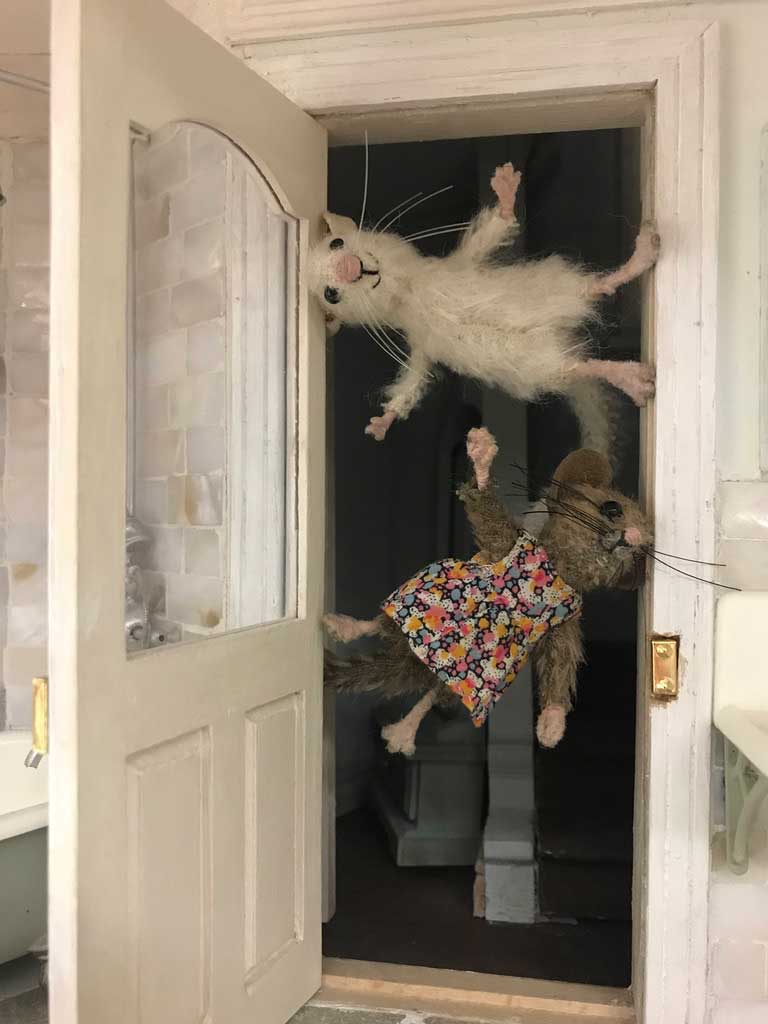Ellen the mouse doing doorfram acrobatics