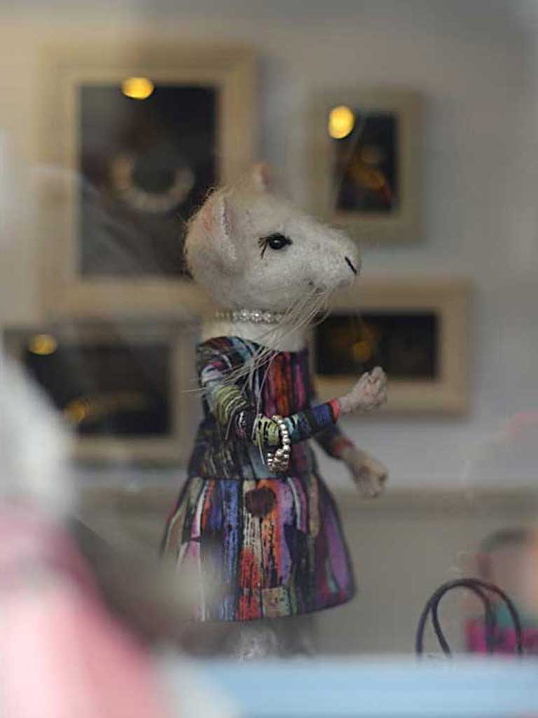 Lilly Mouse shopping for jewellery