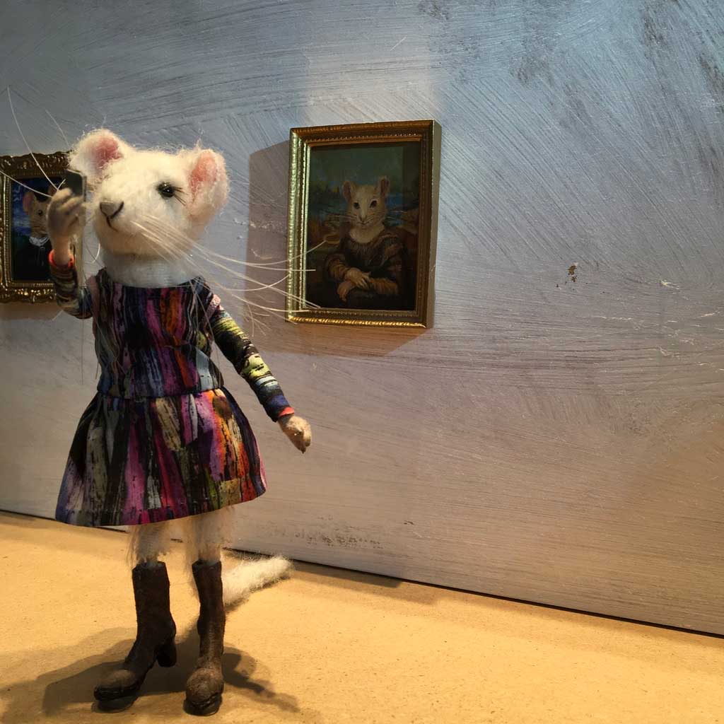 Lilly the mouse, taking a selfie in front of the Mona Lisa